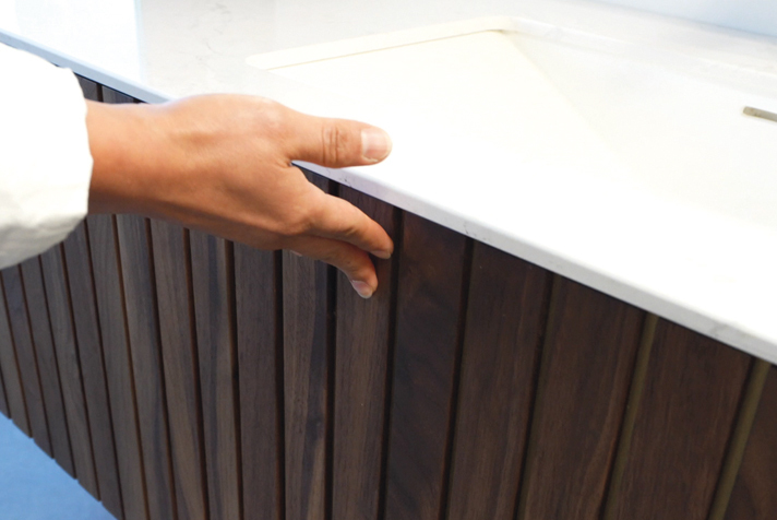 Centered vanity with 2 drawers | Vanico-Maronyx