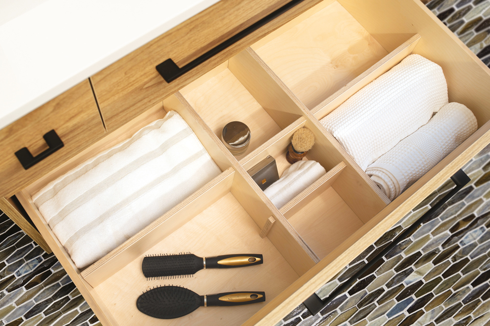 Transitional Frame centered simple vanity | Vanico-Maronyx